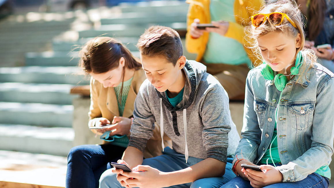 Dependența de telefon poate afecta greutatea adolescenților (studiu)